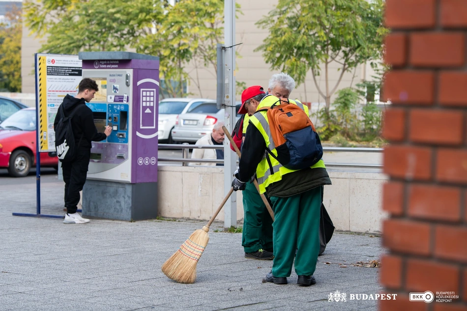 Köztisztasági és közrendvédelmi akció a Puskás Ferenc Stadion metróállomásnál.