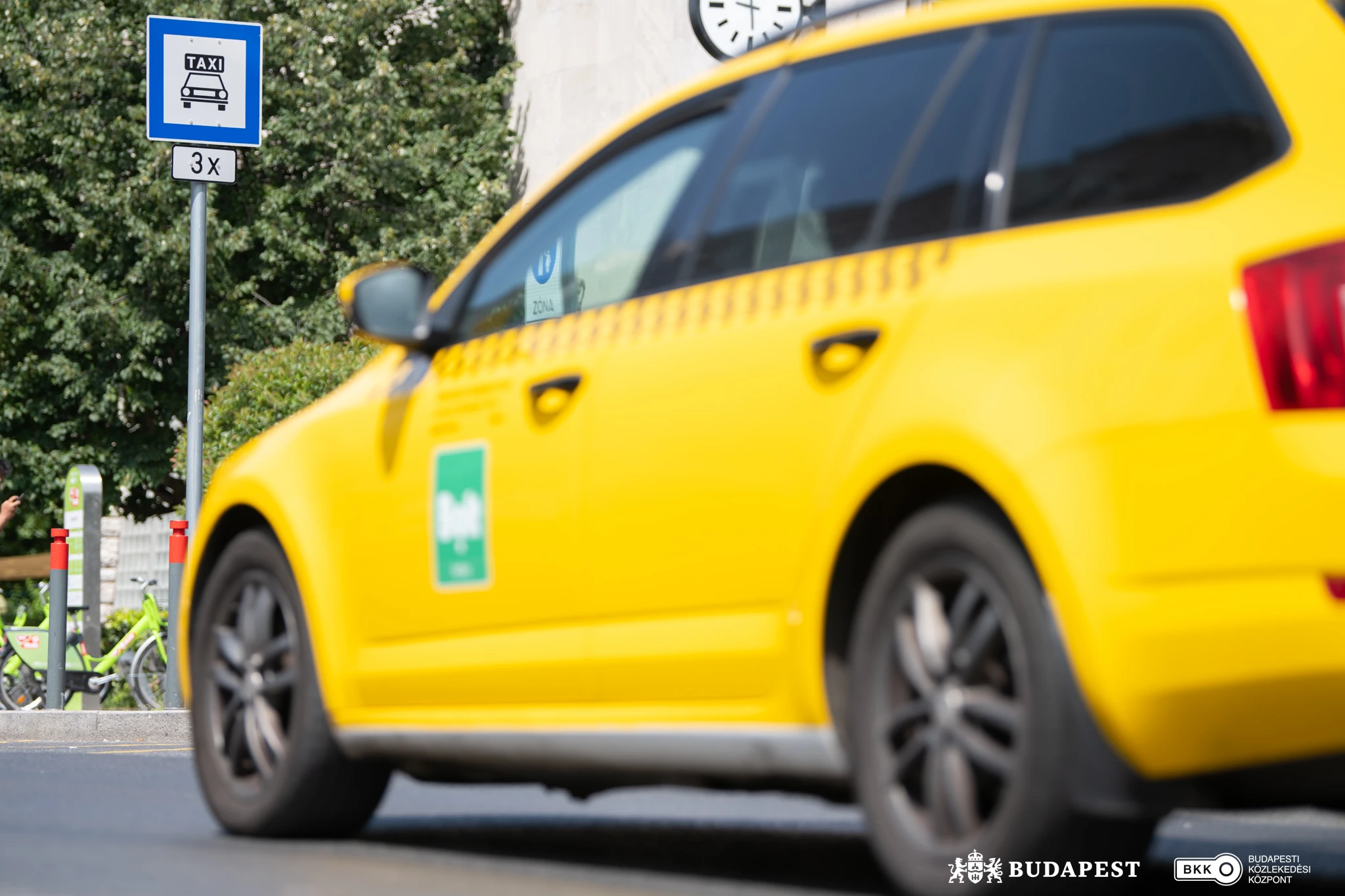 Megújuló taxidroszt.