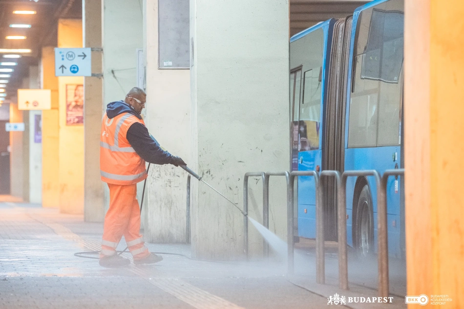 Köztisztasági akció a KÖKI-nél.