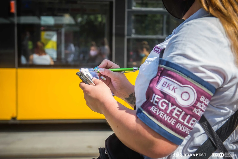 Pótdíjcsekket ír egy BKK jegyellenőr