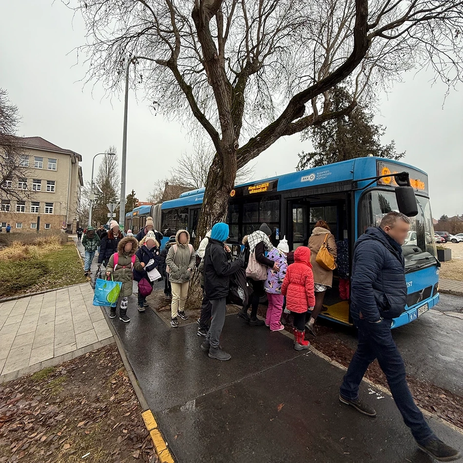 Buszra szálló iskolások