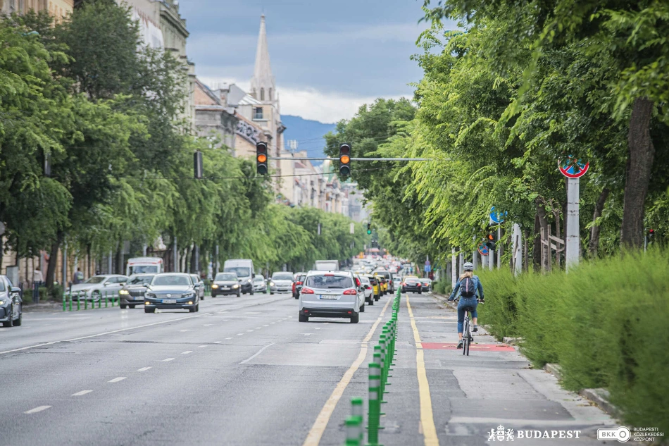 Zöld fák és forgalom az Üllői úton