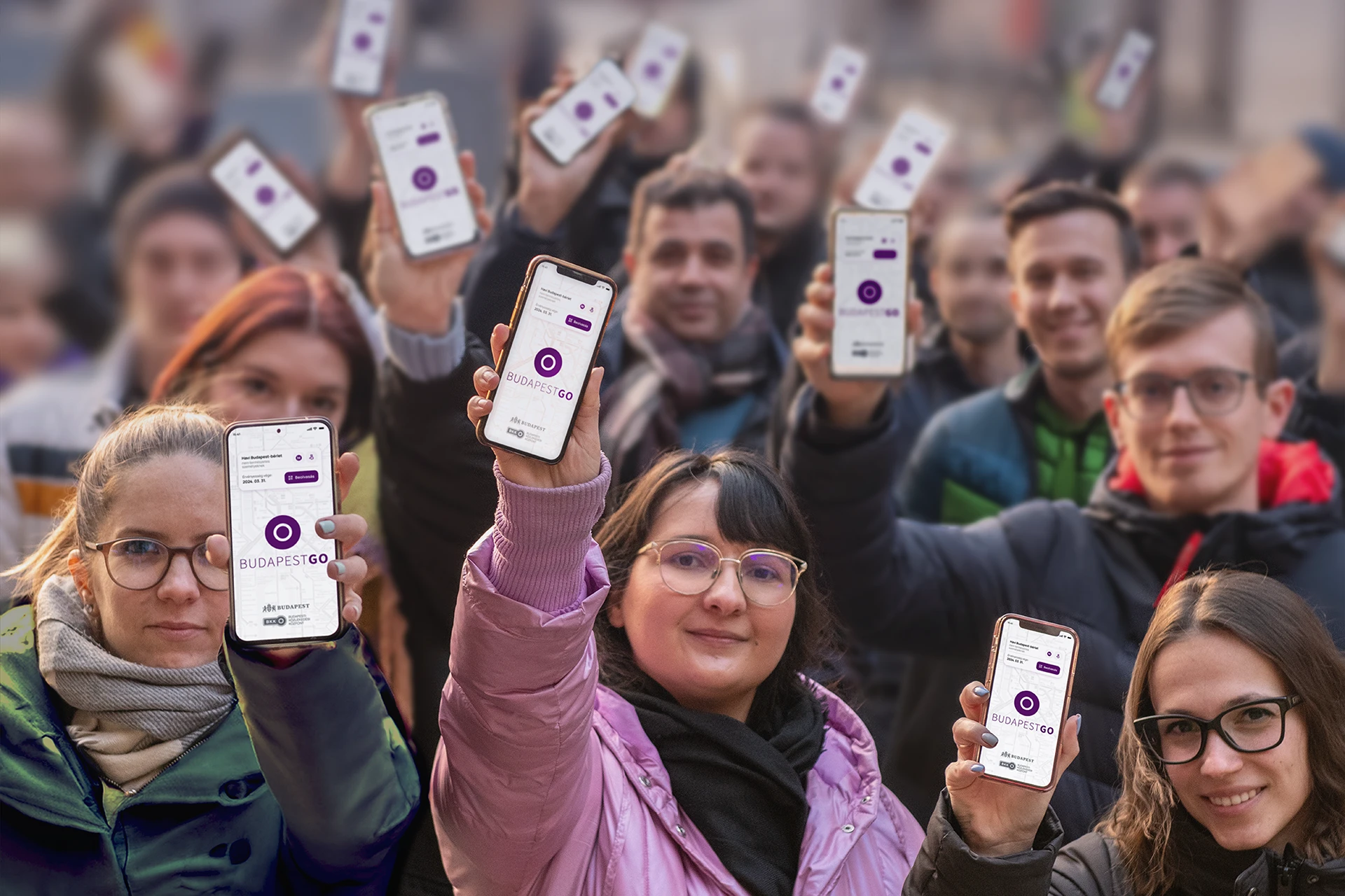 A user shows the BudapestGO app to the camera