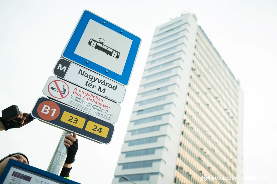 Táblafelújítás a Nagyvárad téren.