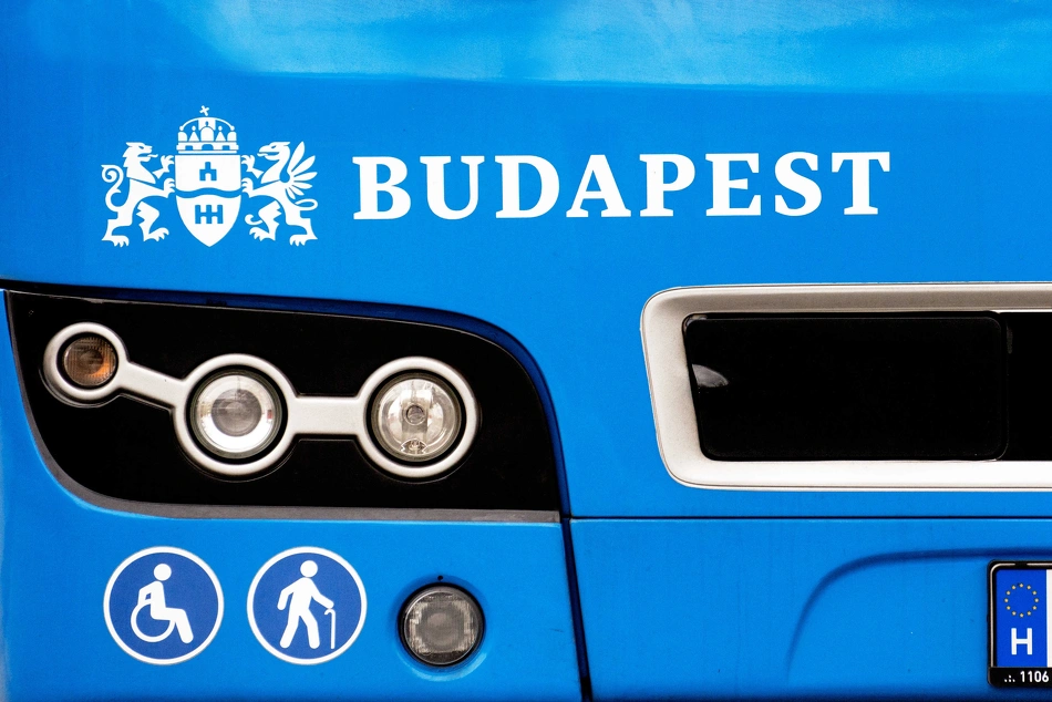 Közeli fotó egy BKK-busz lámpájáról