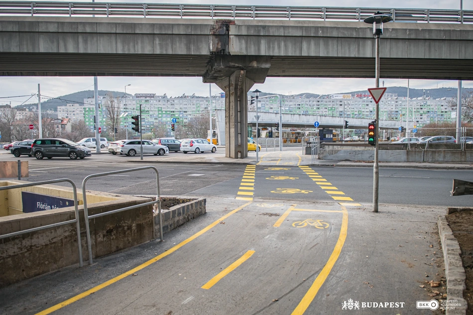 Flórián téri kerékpárút-átvezetés.