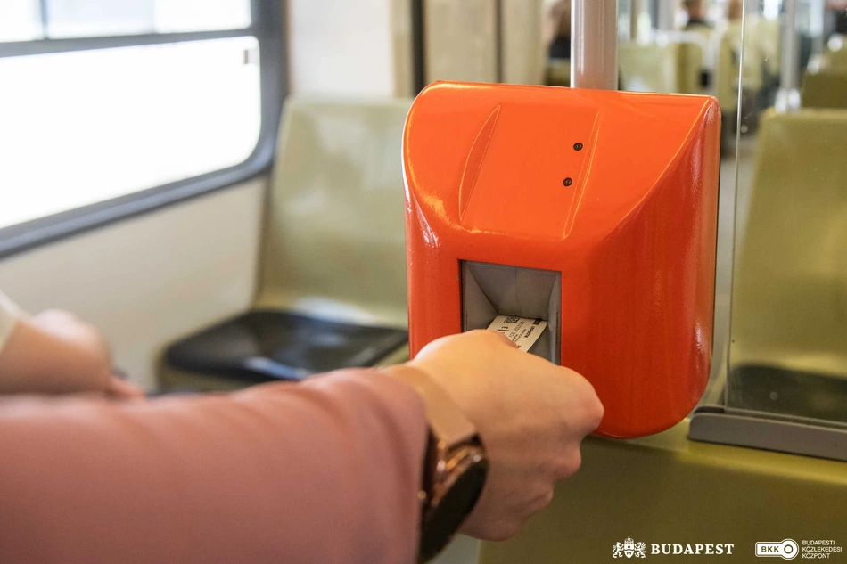 Papírjegy érvényesítése a villamoson