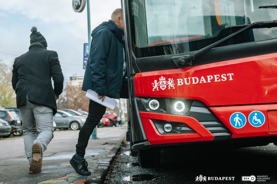 Korszerű alacsonypadlós trolibusz.