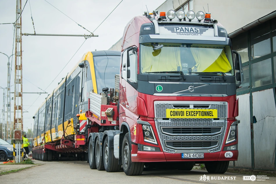 CAF-villamos érkezése