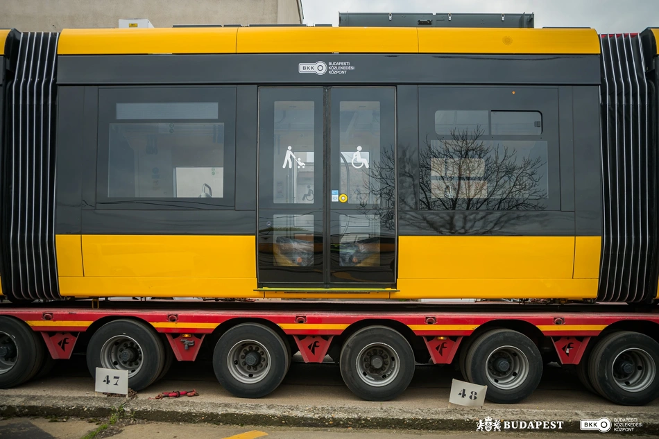 CAF-villamos érkezése