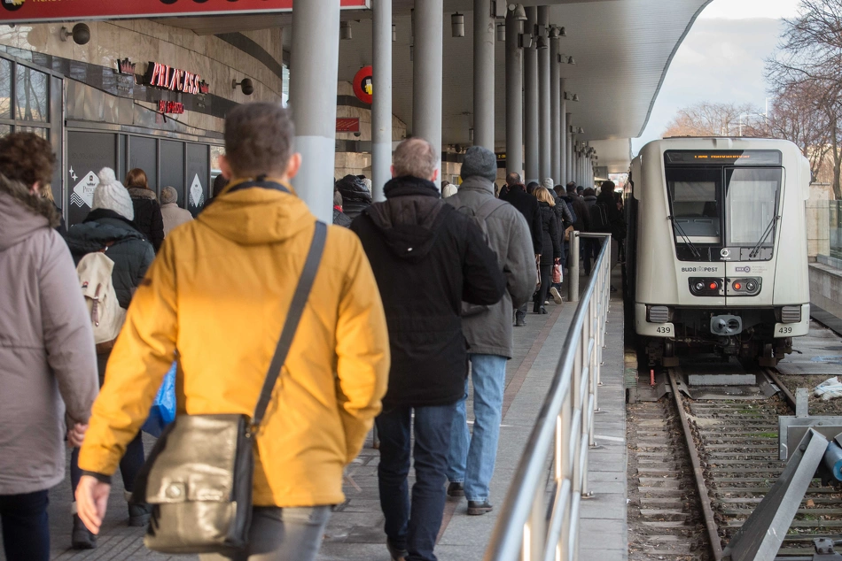 Utasok az M2-es metróállomáson