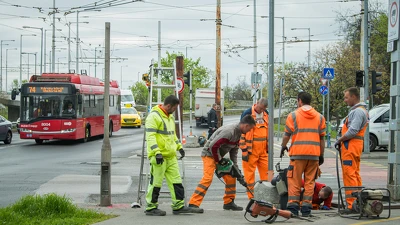 Trolifejlesztés Zuglóban: már épül az új felsővezeték az Állatkerti körútnál