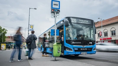 Még biztonságosabbá válhat a fővárosi közösségi közlekedés az elsőajtós járatok körének bővülésével