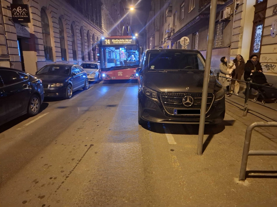 74-es troli elakadása a belvárosban.