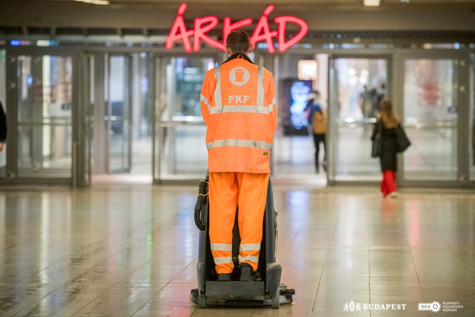 Nagytakarítás az Örs vezér terén.