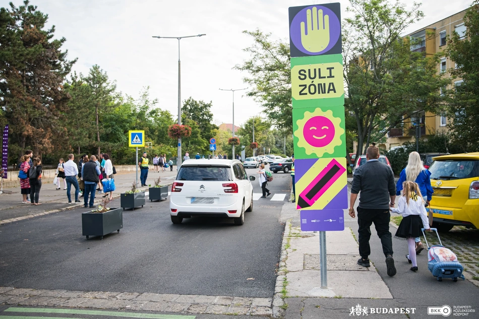Gyermekek és szüleik közlekednek a zebrán a IV. kerületben, a Hajló utcában található iskolánál