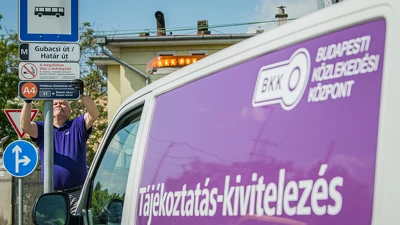 Újabb két csomópontban korszerűsítette az utastájékoztató táblákat a BKK
