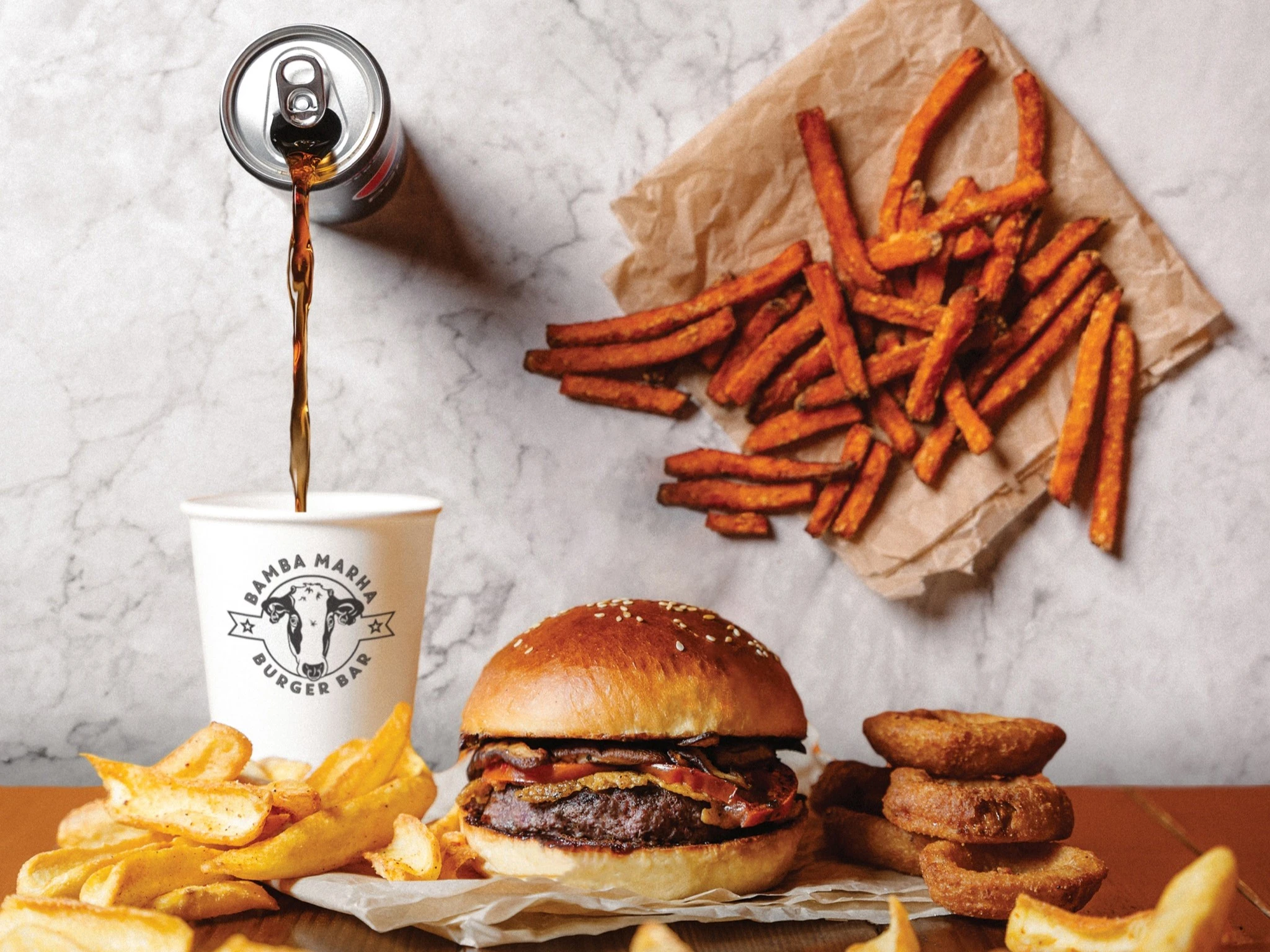 Kézműves szaftos hamburger a Bamba Marhában