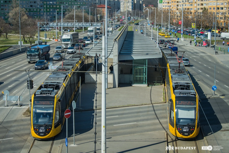 CAF Urbos villamosok az 1-es villamos vonalán a Flóriián téri megállónál