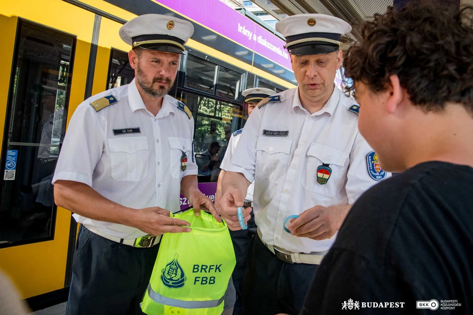Rendőrök beszélgetnek utasokkal