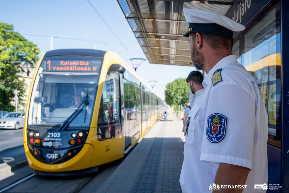 Rendőrök egy villamosmegállóban