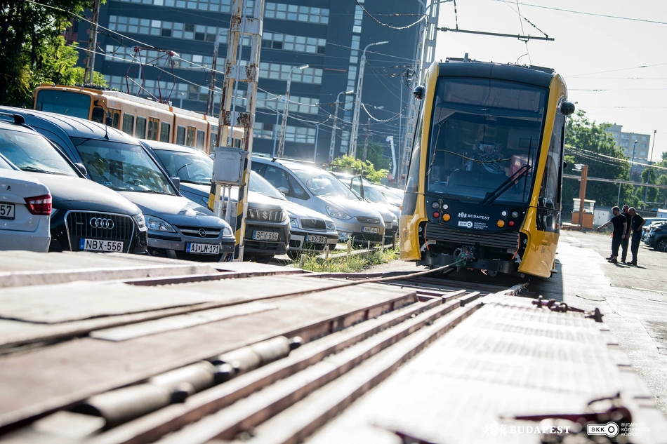Új CAF-villamos érkezése.
