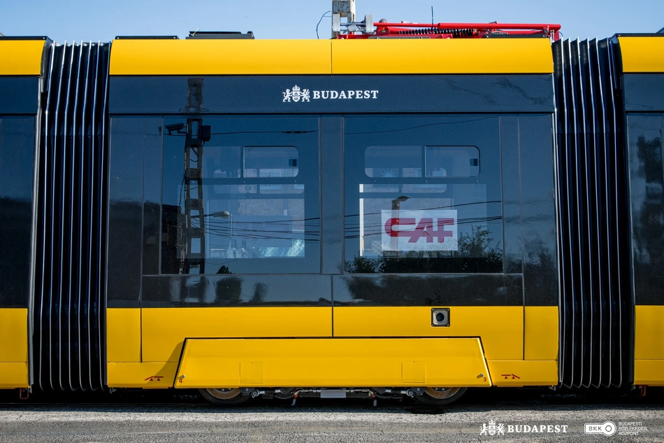 Új CAF-villamos érkezése.