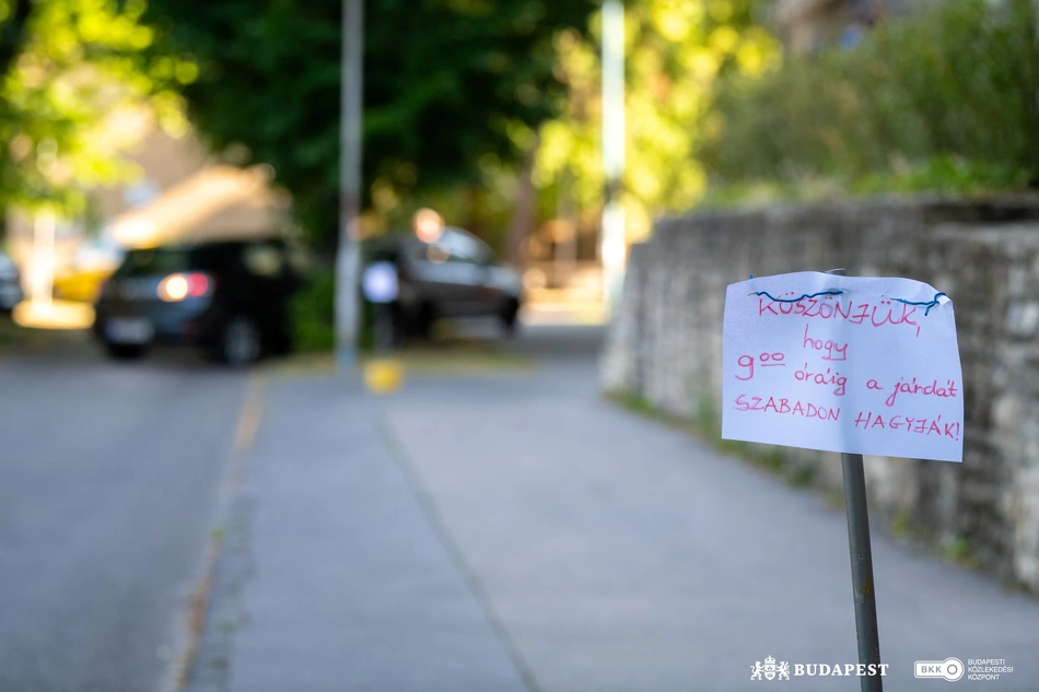 A képen láthatónál modernebb eszközök segítik majd a biztonságos közlekedés a zuglói Padlizsán utcában