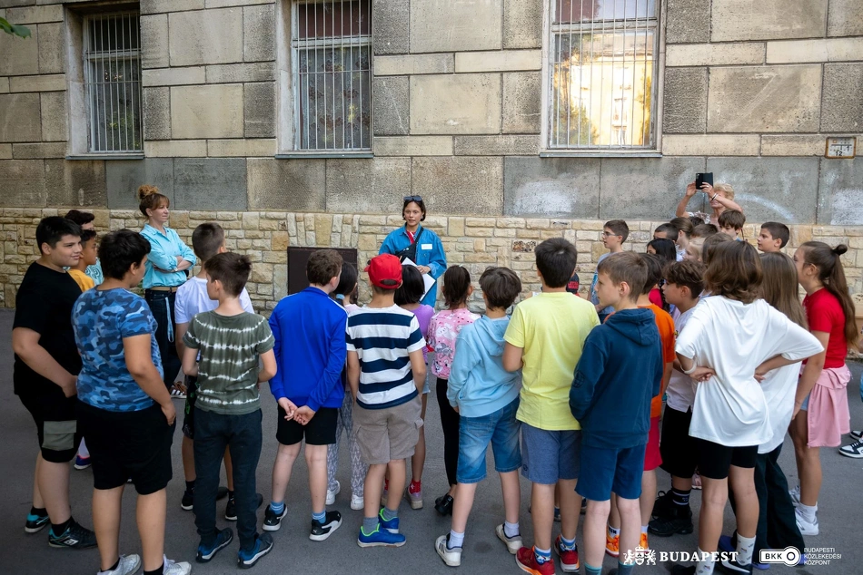 Műhelymunkán a BKK munkatársa a zuglói Padlizsán utcában, az iskola tanulói is aktívan részt vesznek a folyamatban