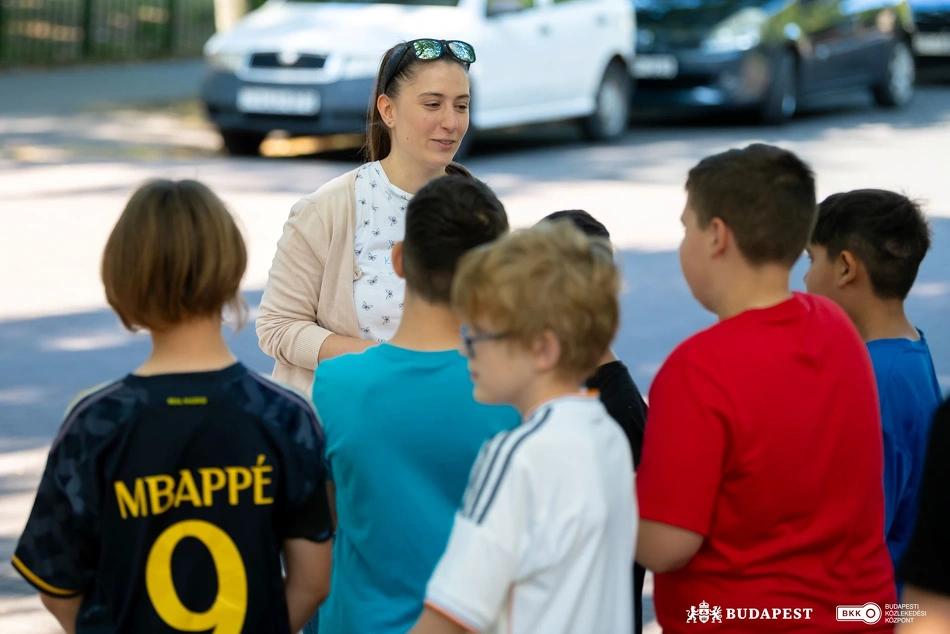 A tanulóknak tart képzést a BKK munkatársa Zuglóban
