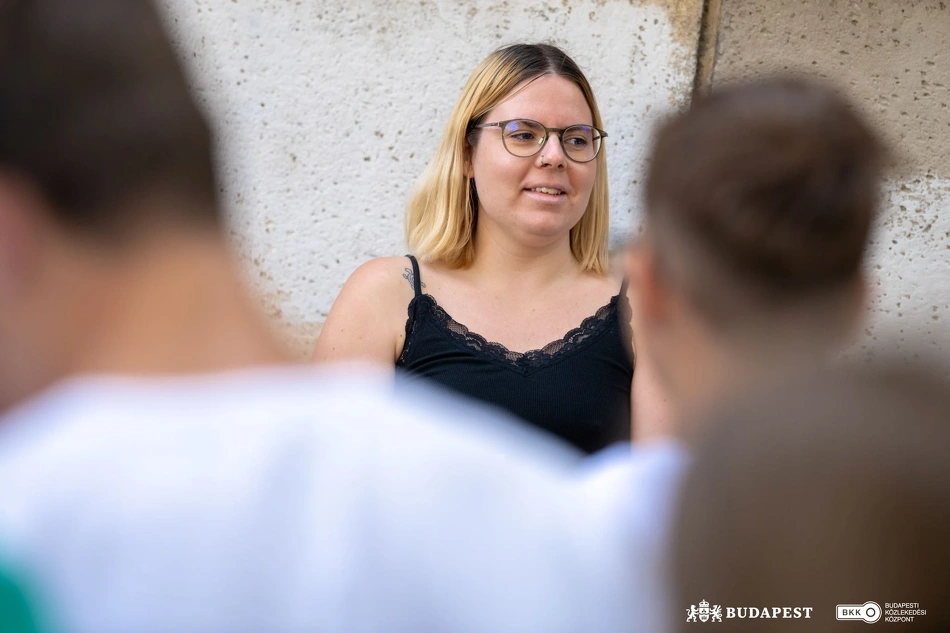 A tanulóknak tart előadást a BKK munkatársa Zuglóban