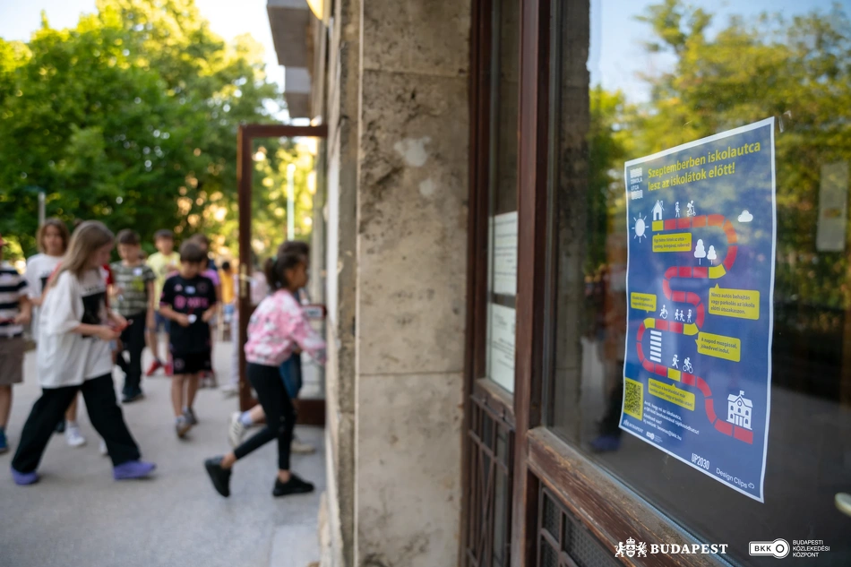 A Zuglói Heltai Gáspár Általános Iskola bejárata - az ajtón már látható a plakát, ami azt hirdeti, hogy ősztől iskolautca lesz az épület bejárata előtti útszakasz