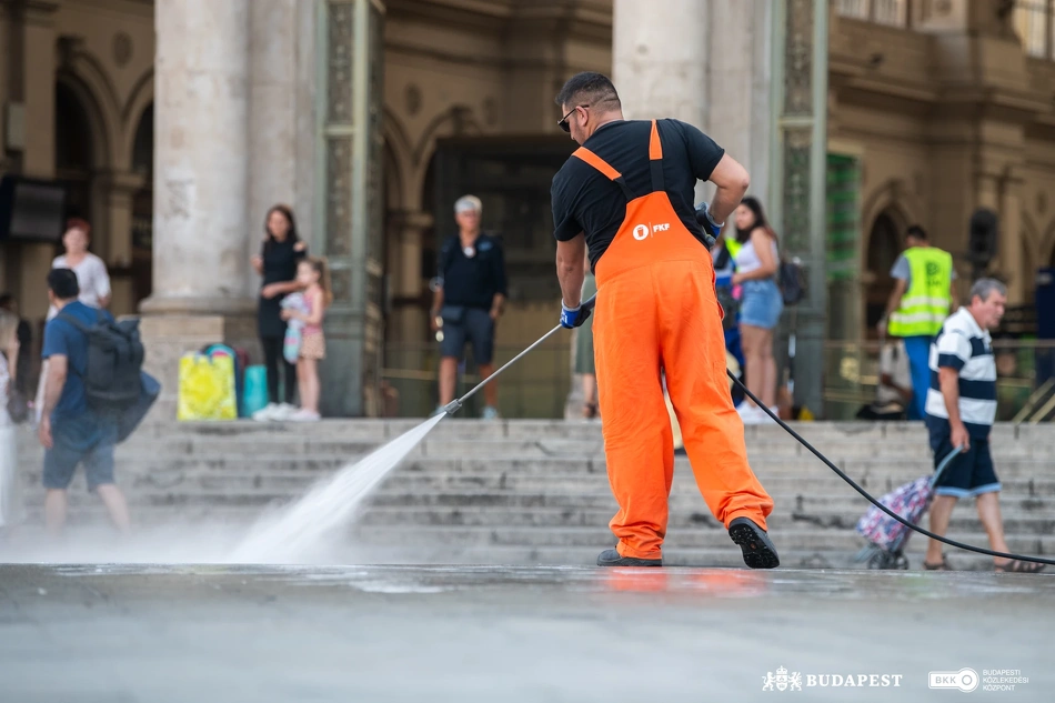Köztisztasági és közrendvédelmi akció a Keleti pályaudvarnál.