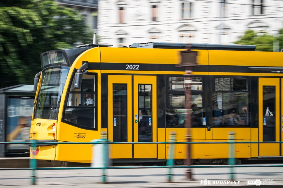 Villamos a Nyugati pályaudvarnál