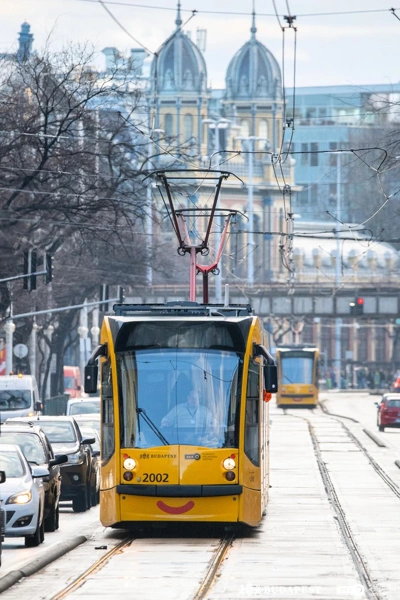 Villamos halad a Nagykörúton, a Szent István körúti szakaszon,