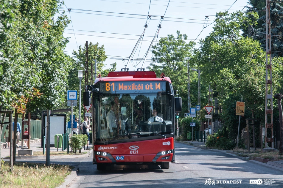 A 81-es troli halad a végállomás felé
