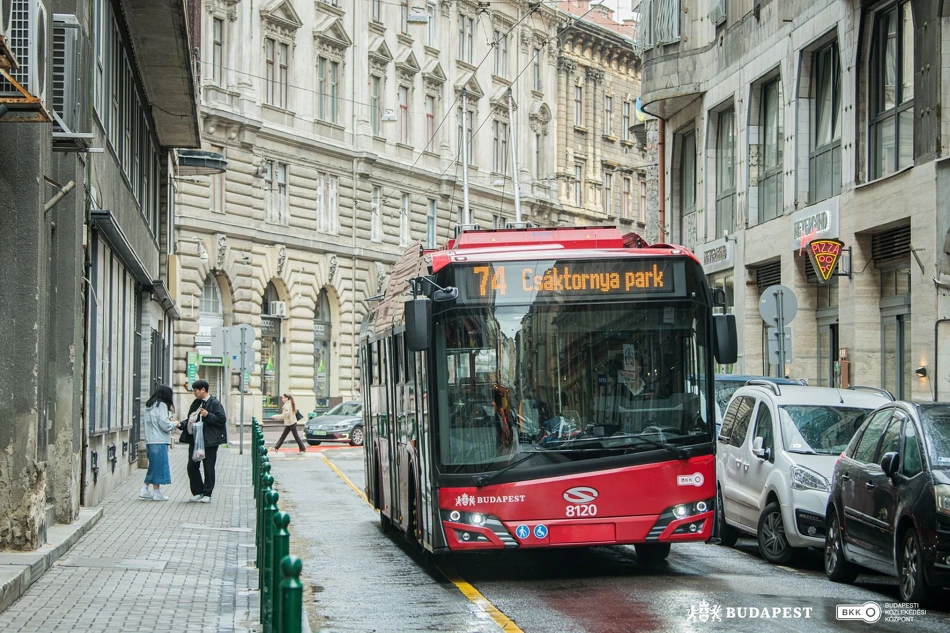 A 74-es trolibusz halad a Dohány utcában a Csáktornya park végállomás felé