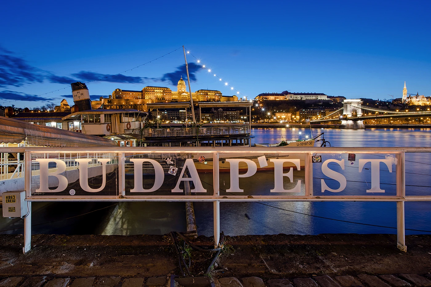 Budapest felirat a Duna-parton