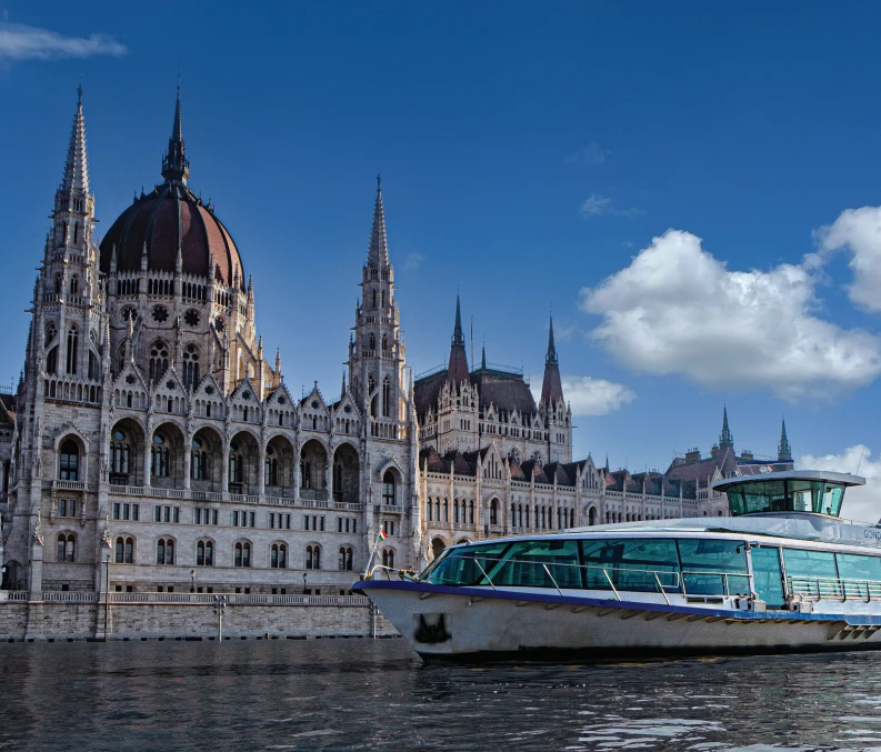 Duna Bella daytime sightseeing cruises
