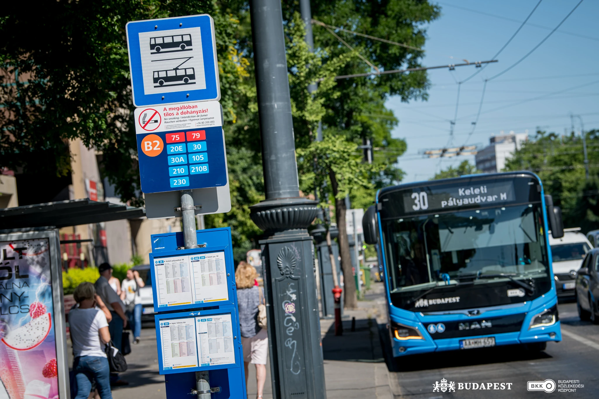 Új megállóhelytáblák a Hősök terén