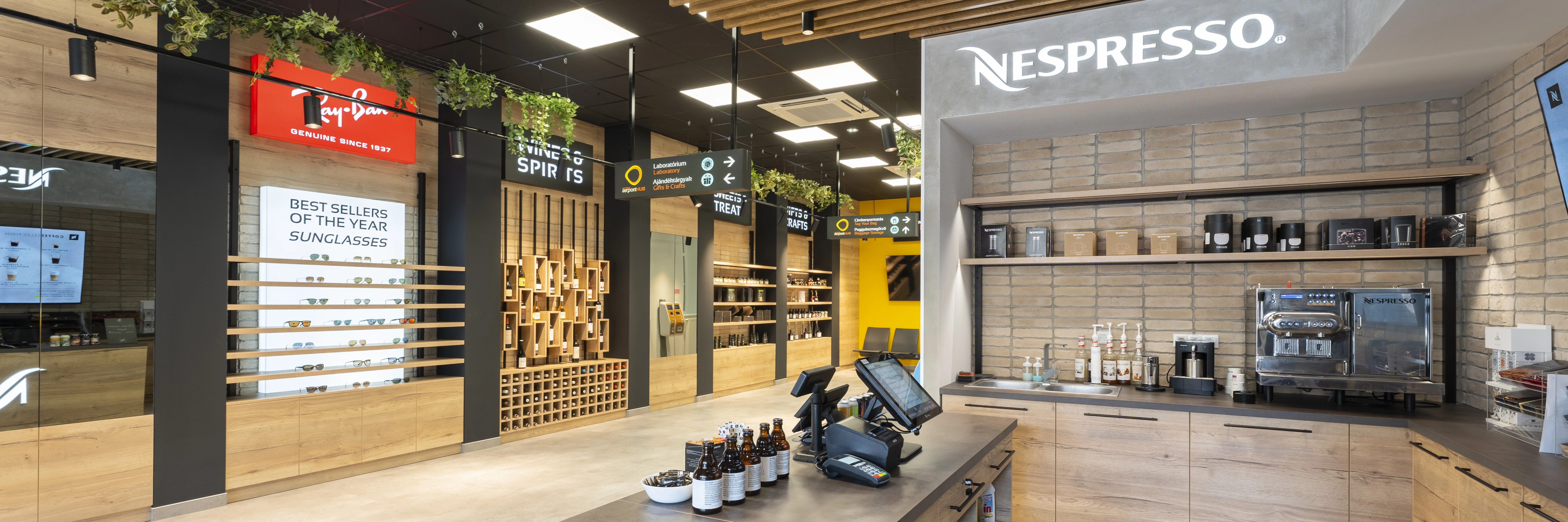 Universal AirportHUB luggage storage