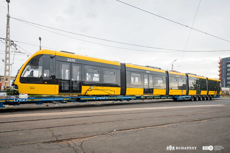 CAF-villamos a kamionon