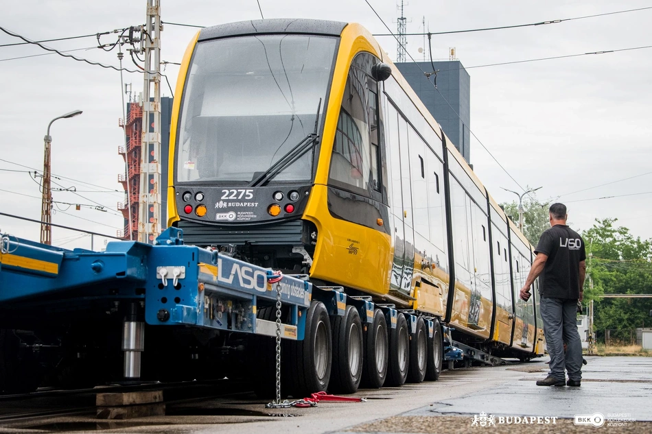 CAF-villamos lerakodása Budapesten
