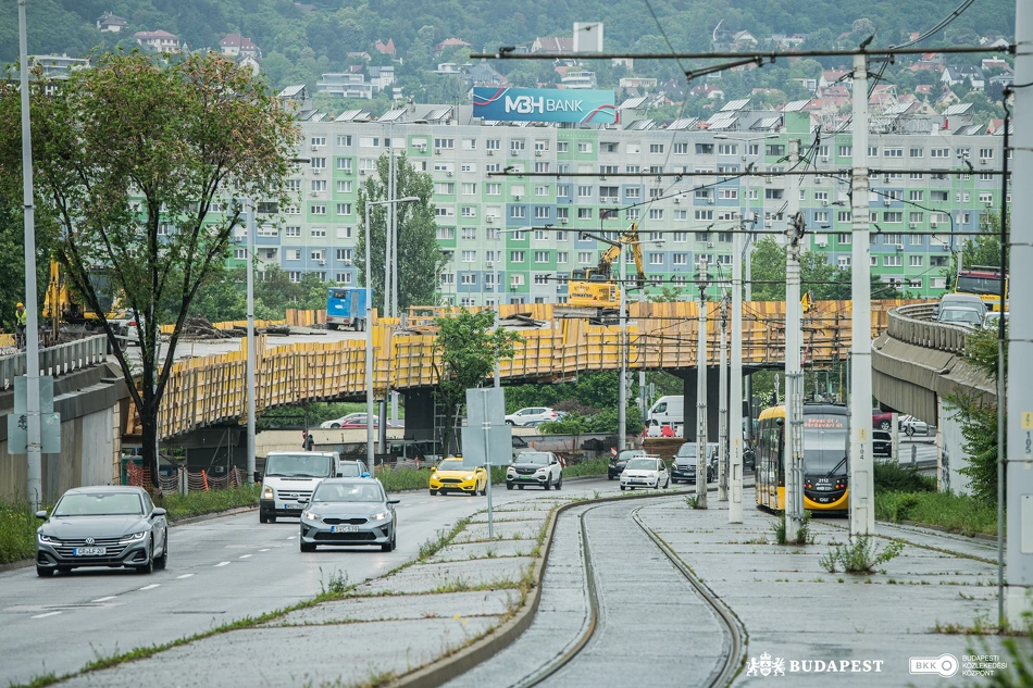Flórián térnél közlekedő 1-es villamos.