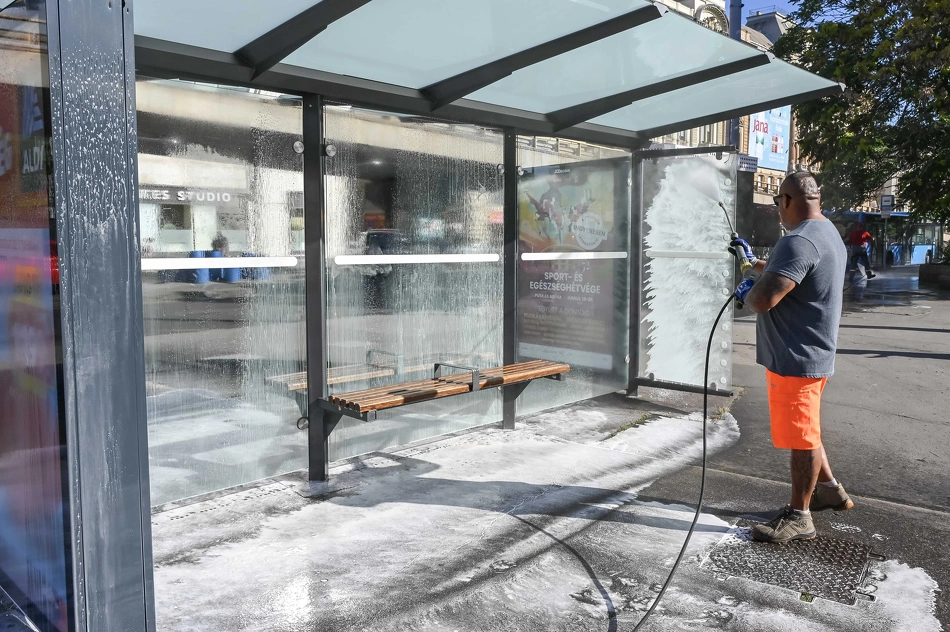 Köztisztasági akció a Nyugati pályaudvarnál.