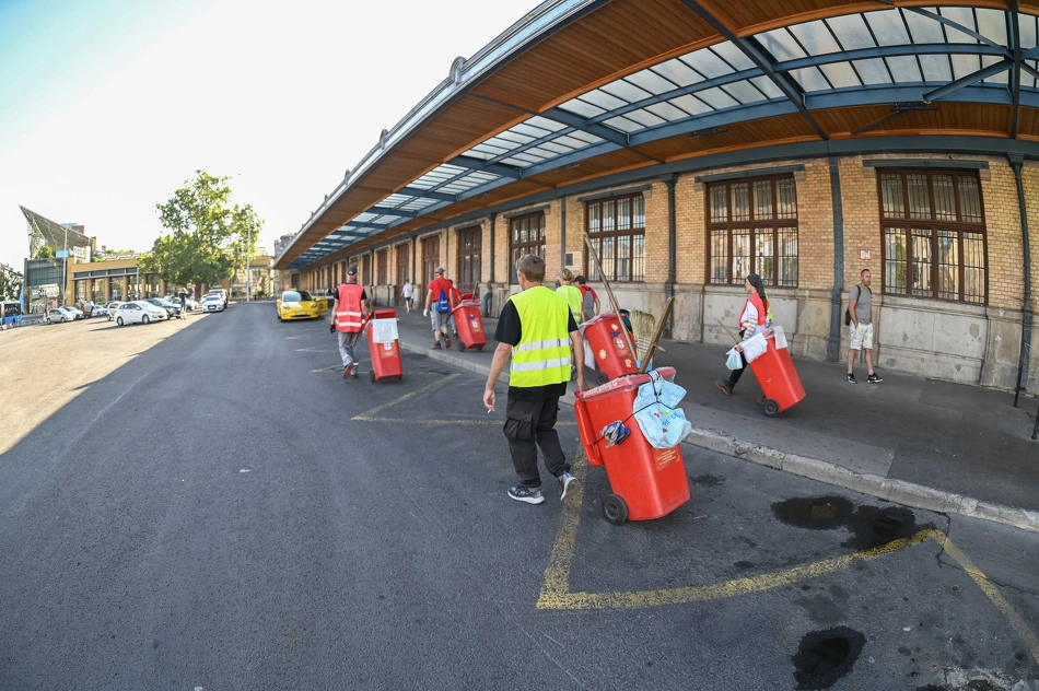 Köztisztasági akció a Nyugati pályaudvarnál.
