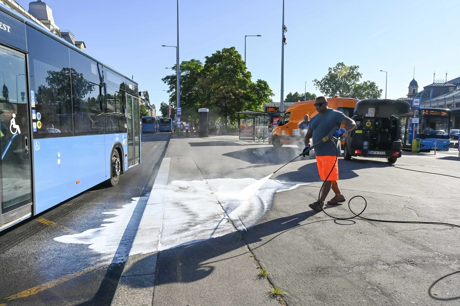 Köztisztasági akció a Nyugati pályaudvarnál.