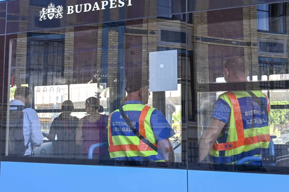 Köztisztasági akció a Nyugati pályaudvarnál.