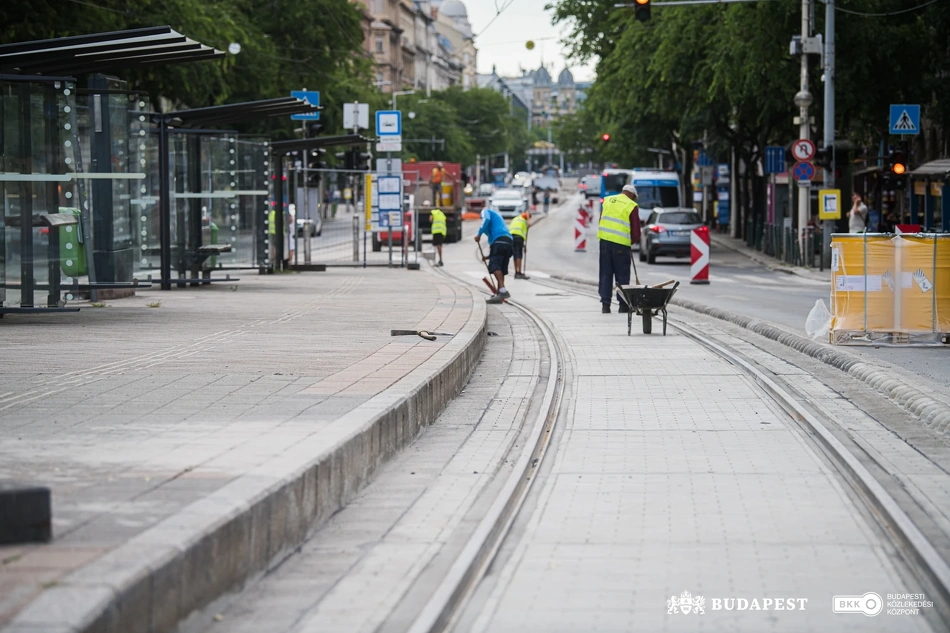 Utolsó simítások a vágányokon a Szent István körúton a Jászai Mari térnél
