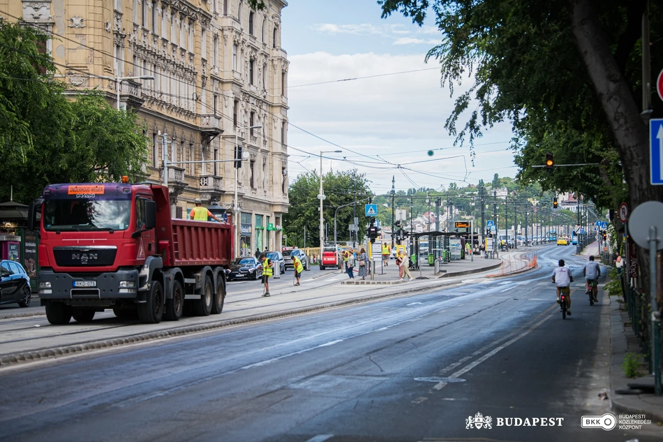 Az utolsó simításokat végzik a Jászai Mari téri villamosmegállónál